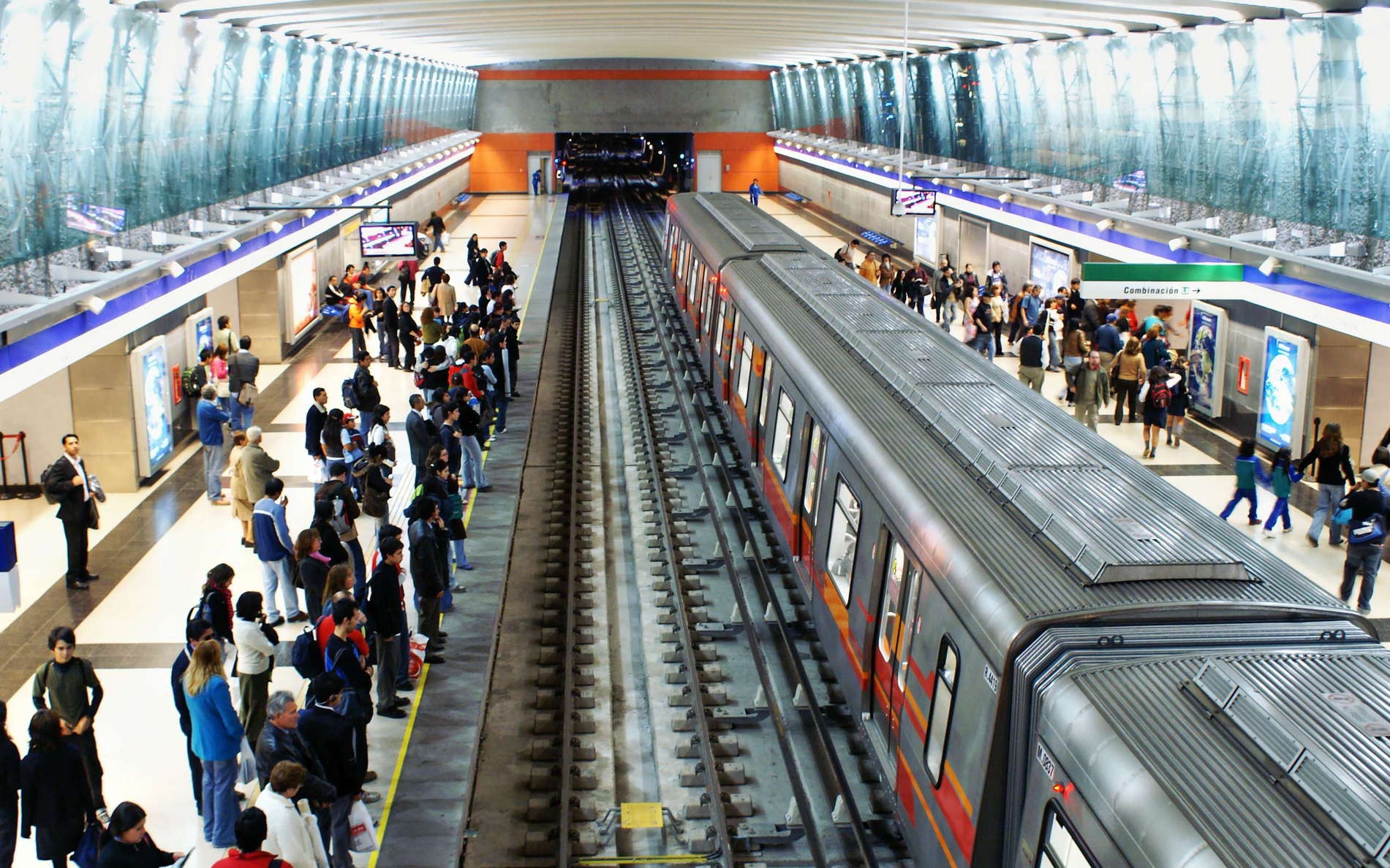 Santiago de Chile | Metro station Vicente Valdés