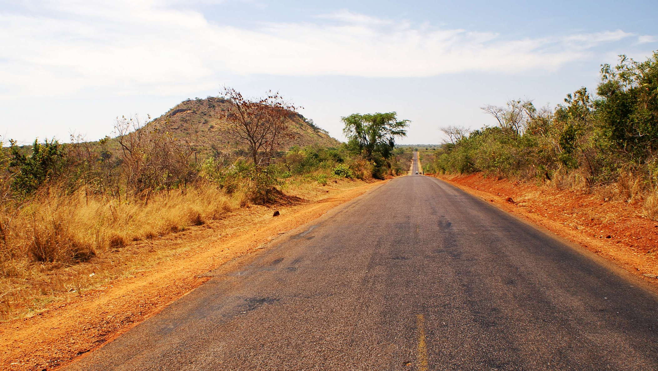 Nakasongola  |  Road and inselberg