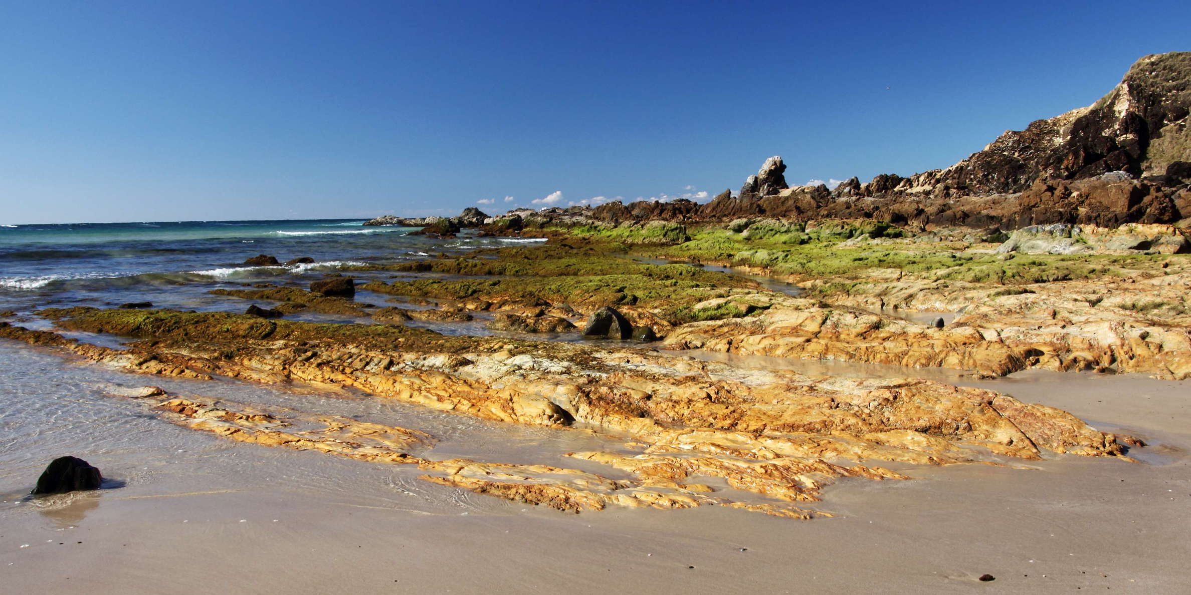 Byron Bay  |  Rocks at Little Watego's Beach