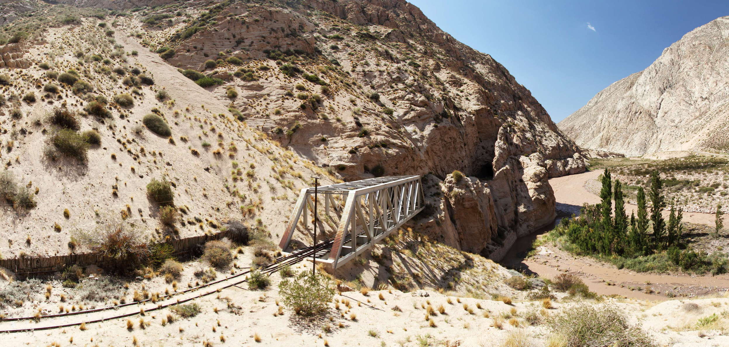 Valle Mendoza | Rail bridge with debris flow