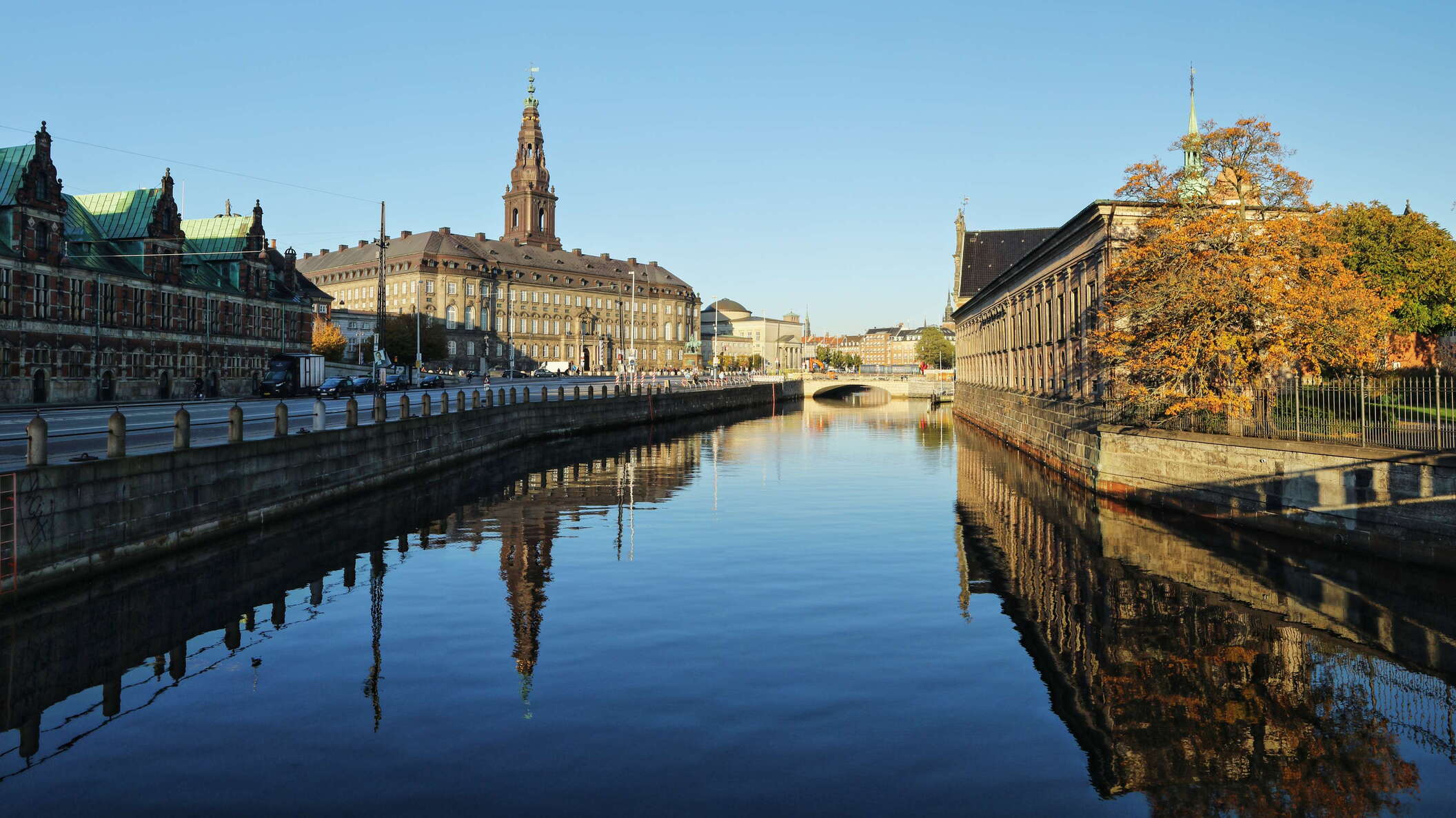 København | Christiansborg Slot reflecting in Børsgraven