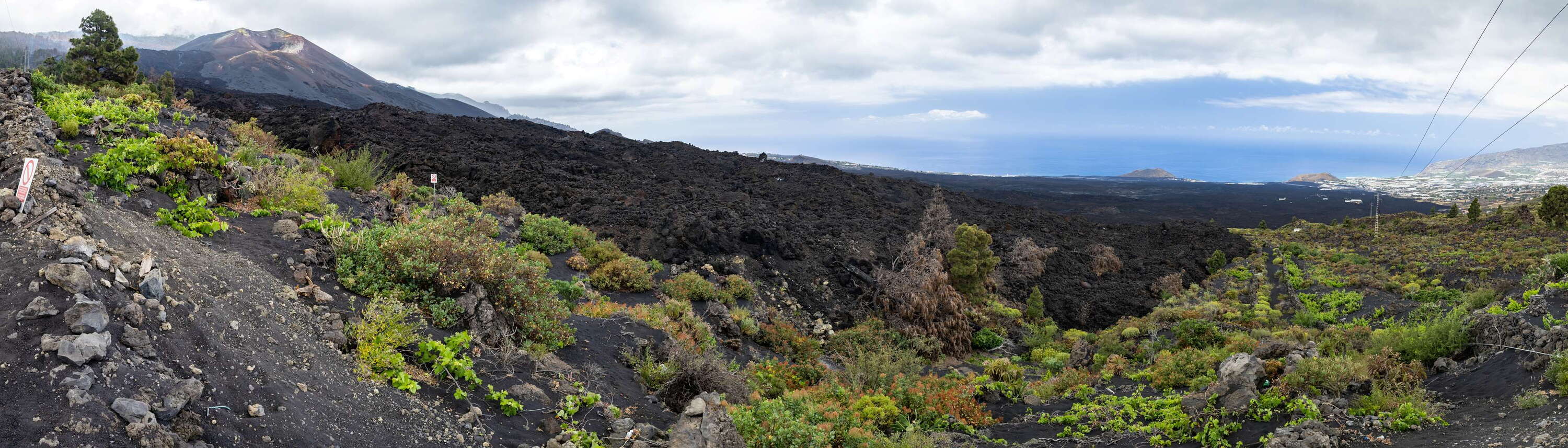 Volcán de Tajogaite with lava field