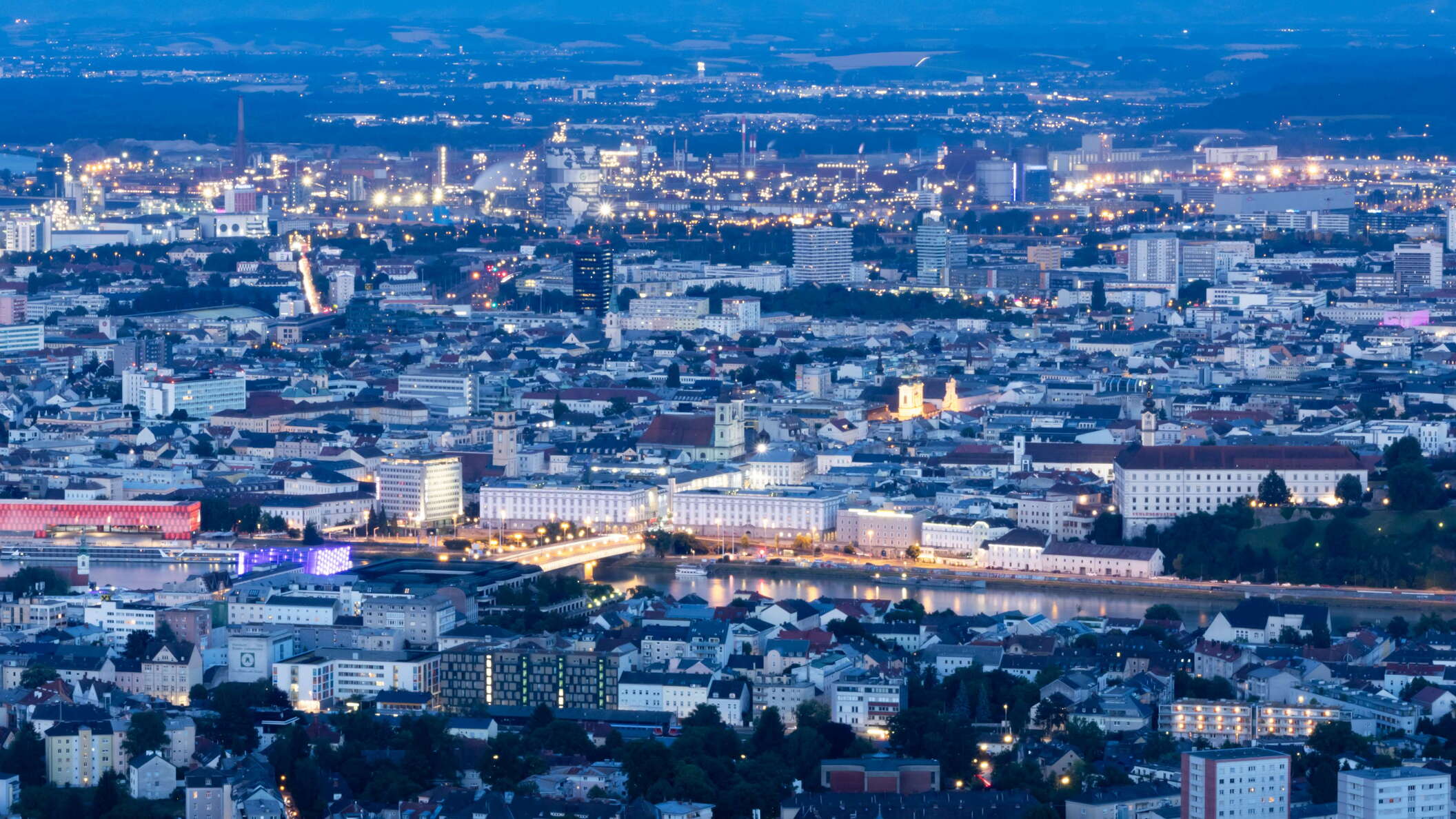 Linz | City centre and Vöestalpine at night