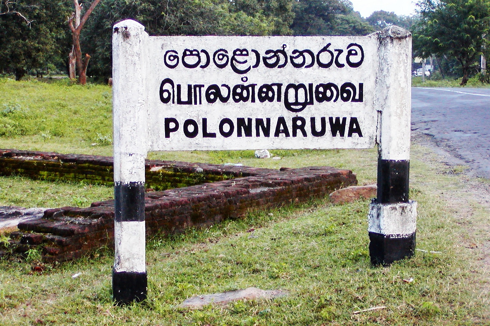 Polonnaruwa  |  Multilinguality