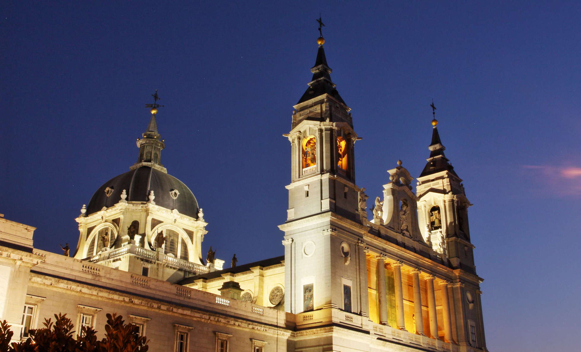 Madrid | Catedral de la Almudena at night