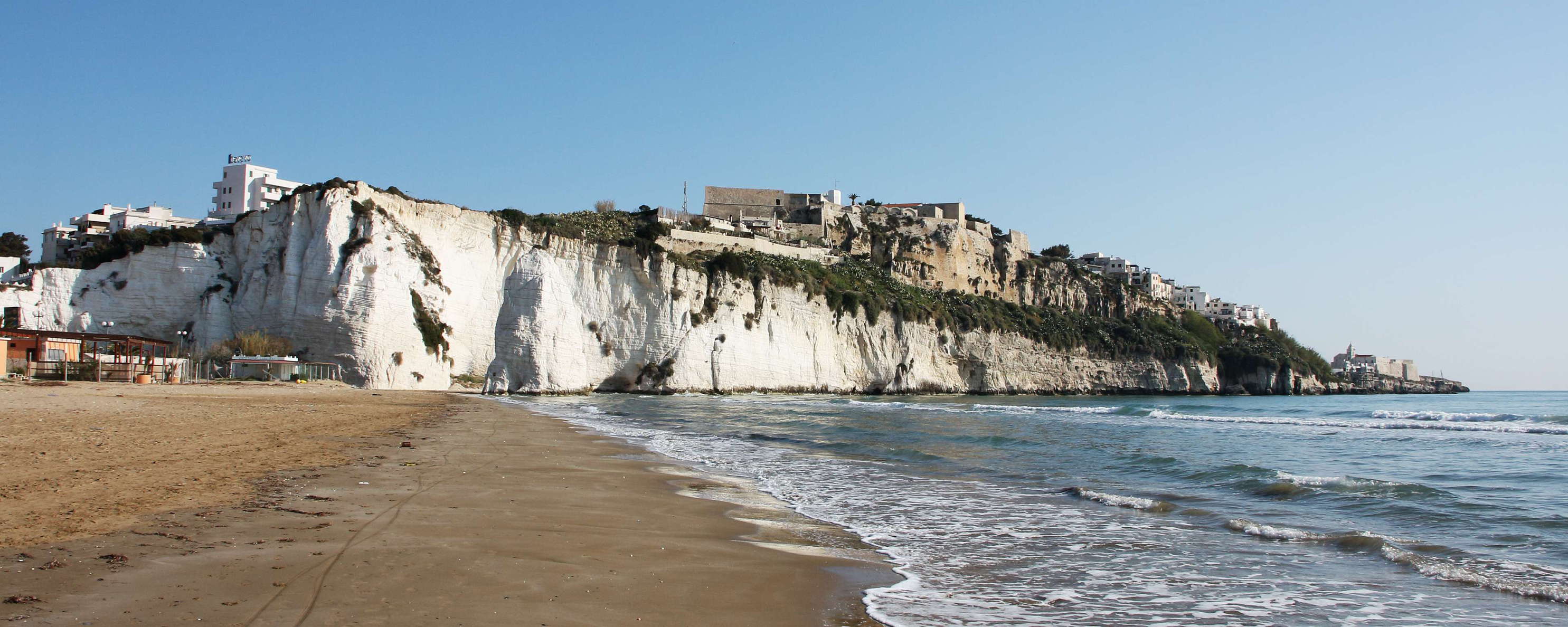 View in northeastern direction. The limestone monolith Pizzomunno appears in the centre of the image. The economy of the former fishing village of Vieste has shifted towards a strong dependency on tourism. WI_e2108_039.JPG