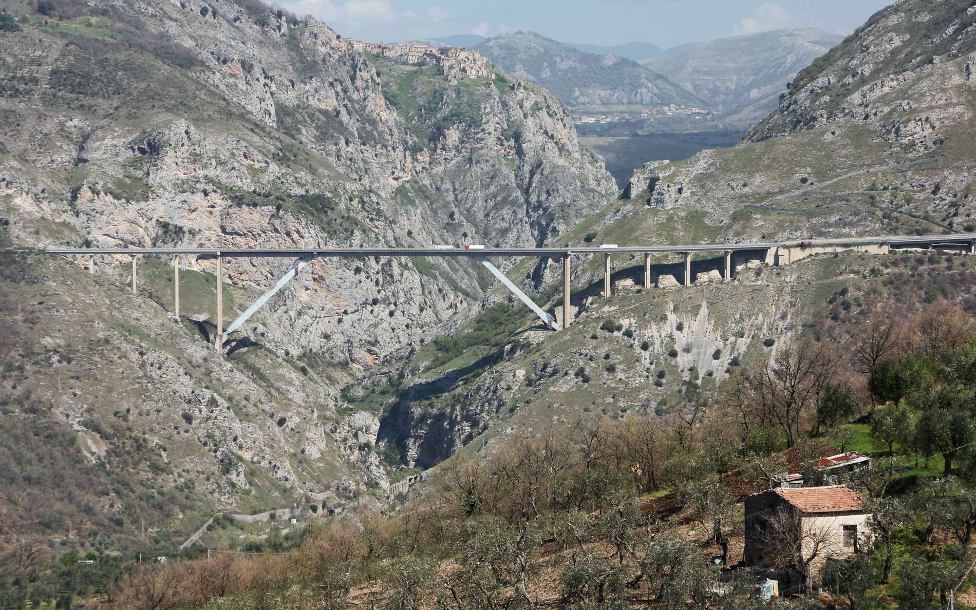 View from the road to Salvitelle in northern direction. This bridge of the branch Sicignano - Potenza of the A2 (former A3) Motorway crosses the valley of the Torrente Platano at a height of 220 m. The ancient village of Romagnano al Monte appears in the upper part of the photo. WI_e2129_005.JPG