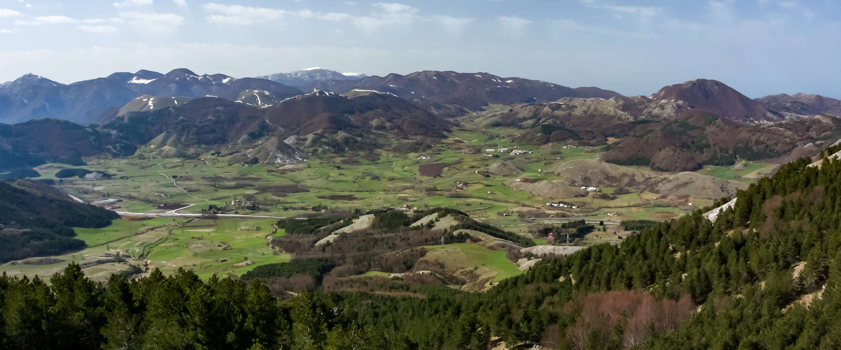 View from the southern slopes of Monte Pollino in southwestern direction to the Orsomarso Mountains. The depression of the Piano di Campotenese is most likely related to tectonic structures on the one hand, and to karst processes on the other hand. It is often referred to as a polje, a large-scale karstic hollow. WI_e2139_003.JPG