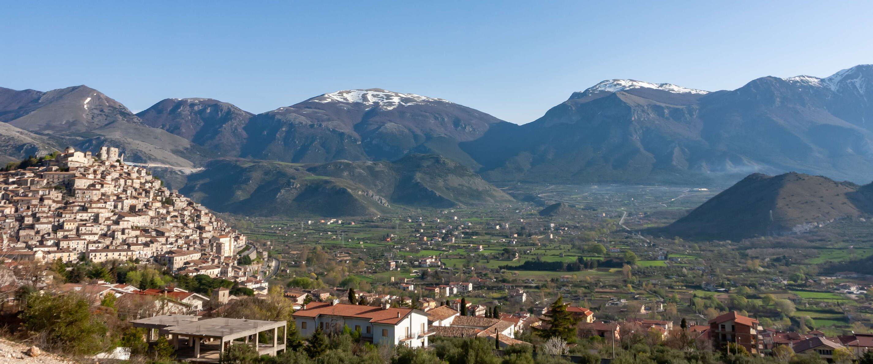 Considered one of the most beautiful villages in Italy, Morano Calabro looks back to a long history. The fortress at the top of the historic centre already played a role in the period of Norman rule in early medieval times. The village is located close to the Monte Pollino (2248 m) which prominently appears in northeastern direction in the central background of the photograph. WI_e2139_004.JPG