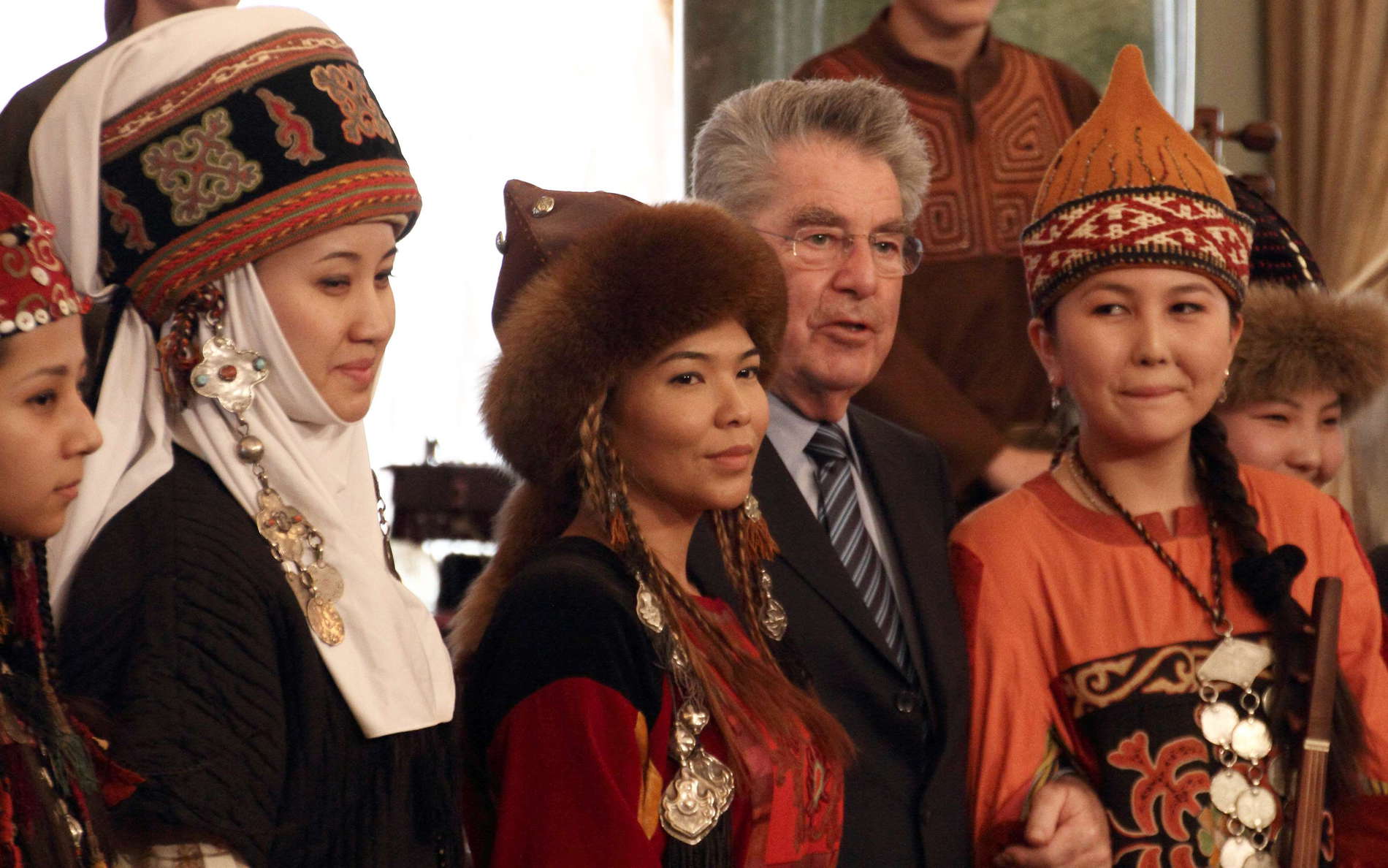Opera and Ballet Theatre, artists with the Austrian Federal President Heinz Fischer WI_ky022.jpg