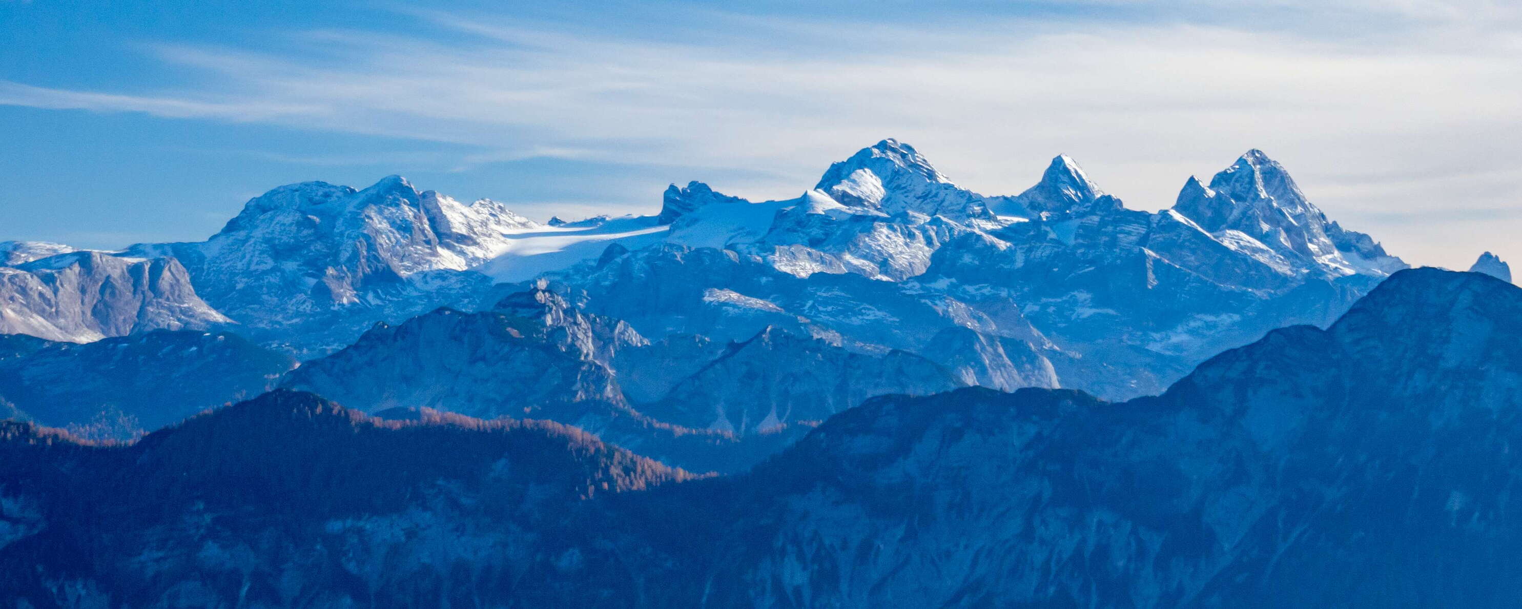 View from Katrin - Hoher Ochsenkogel (2527 m) in the left centre, Hoher Dachstein (2995 m), Mitterspitz (2925 m), and Torstein (2948 m) from left to right in the right centre WI_at206.jpg