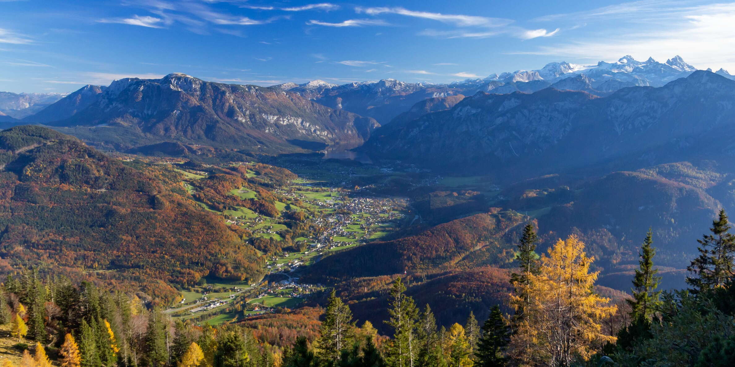 View from Katrin. Bad Goisern in the centre of the image, Hoher Sarstein (1975 m) and Kalmberge (Hochkalmberg, 1833 m) in the left and right centre, Hallstaetter See in between. The Dachstein (Hoher Dachstein, 2995 m) is visible in the right-central background. WI_at207.jpg