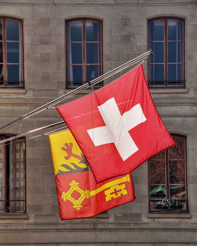 Geneva | Flags in the historic centre
