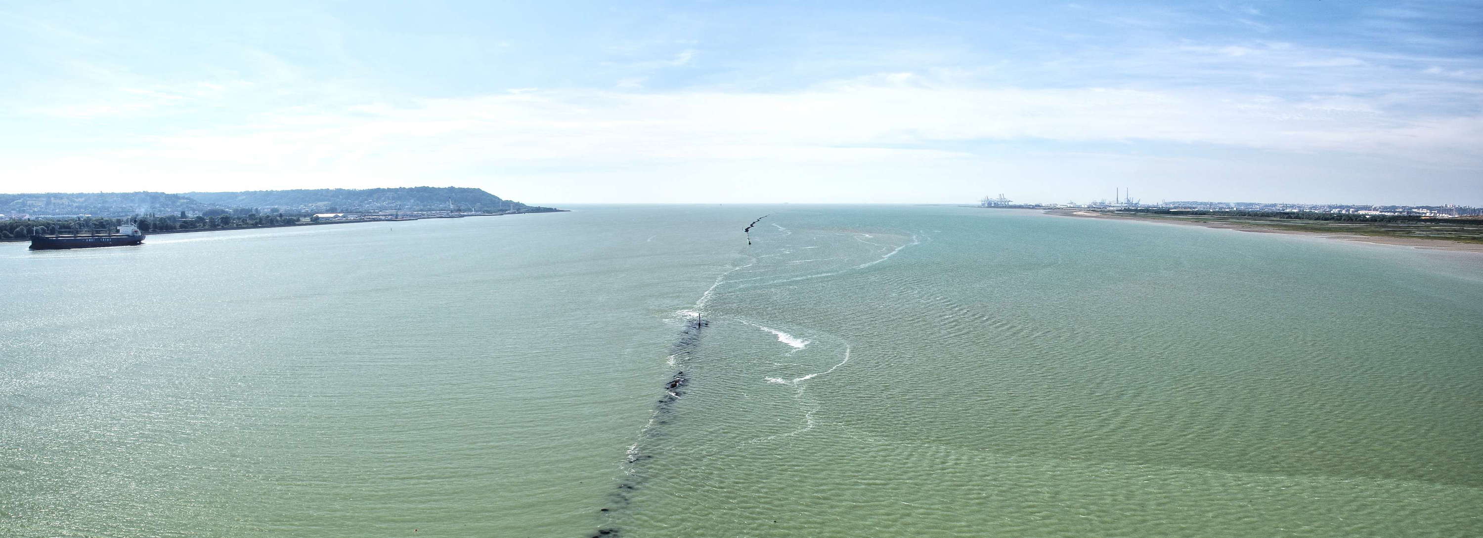 View from Pont de Normandie in western direction towards the Baie de la Seine. The coast of the Normandie is characterized by tidal ranges of several metres. WI_fr009.jpg