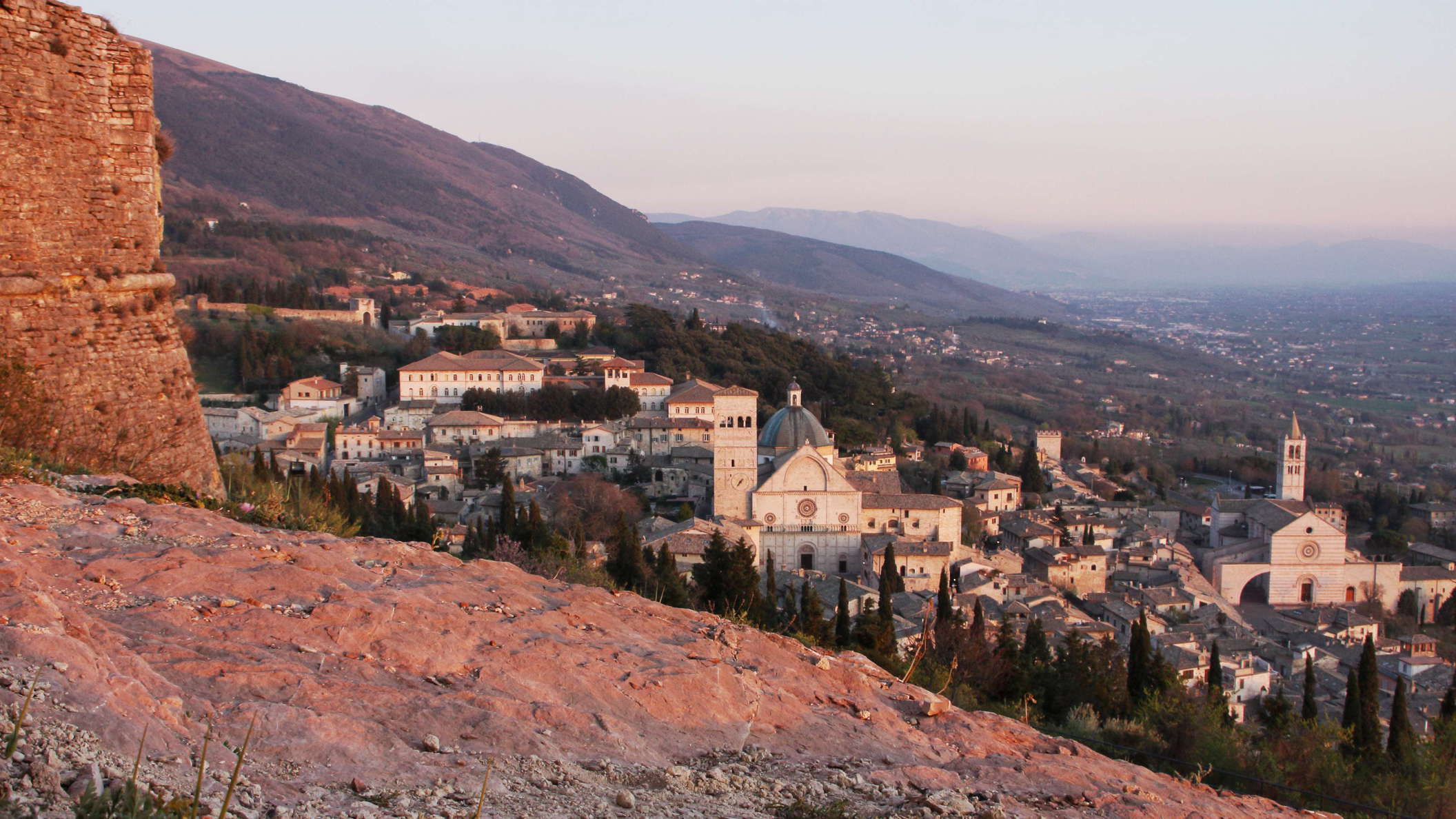 View from Rocca Maggiore in southeastern direction. Assisi was built on the lower northwestern slope of Monte Subasio (1290 m), which partly consists of the red limestone seen in the foreground. This town is well known as the place of birth and death of Francis of Assisi. But the site had been inhabited long before, as there are still some remnants of an ancient Roman settlement. WI_e2104_019a.jpg