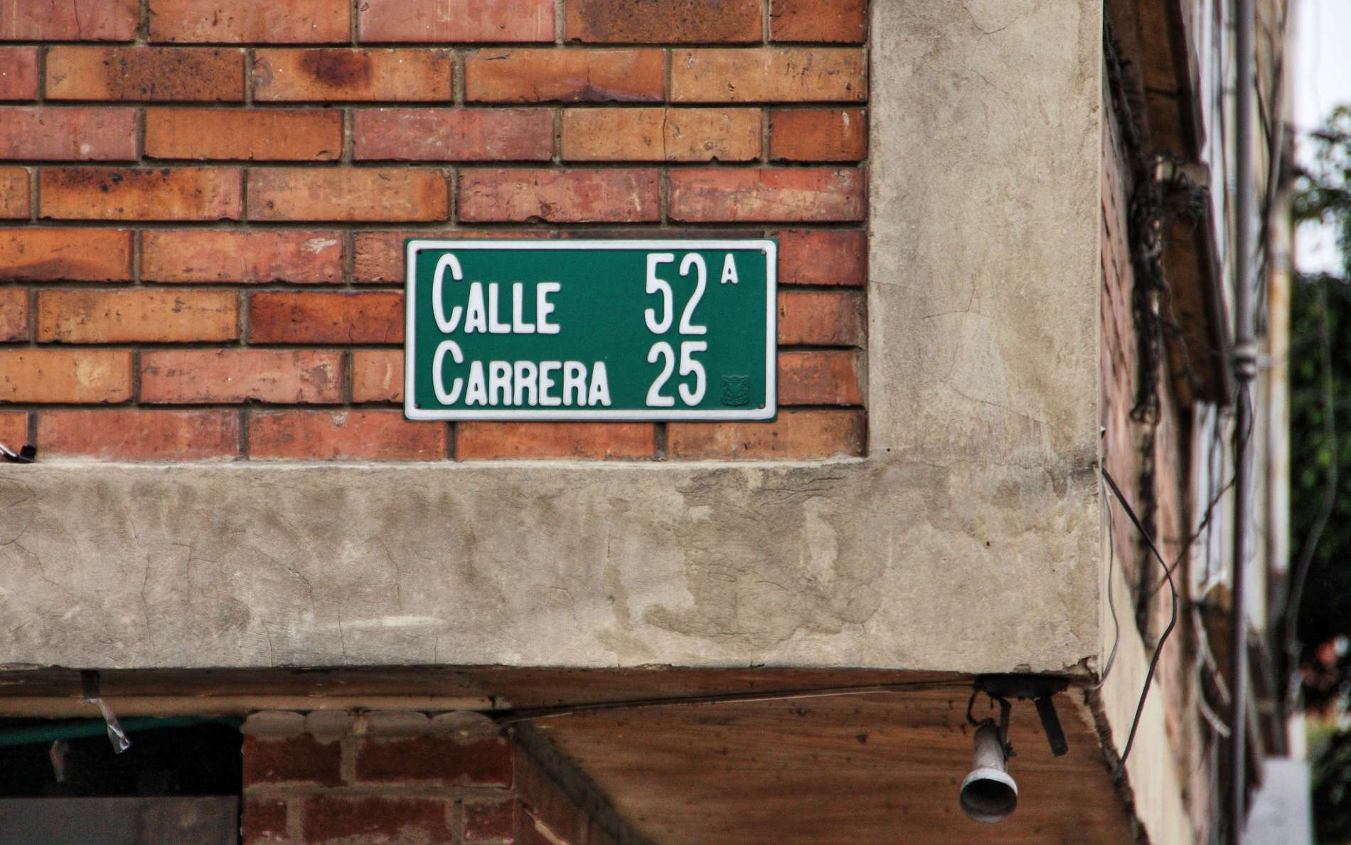 Not only in Bogotá, but in the entire country, roads are consequently named carreras and calles, each with running numbers WI_co009a.jpg