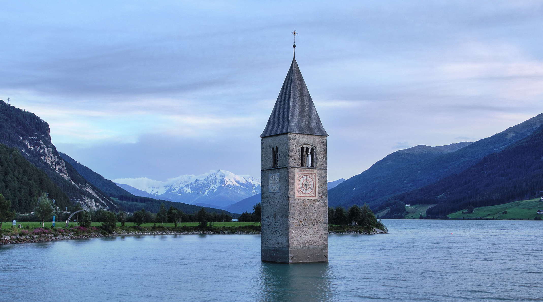 The old village of Graun was flooded in 1950 due to the construction of the reservoir. Ortler (3905 m) can be seen in the central background. WI_e2072_116.jpg