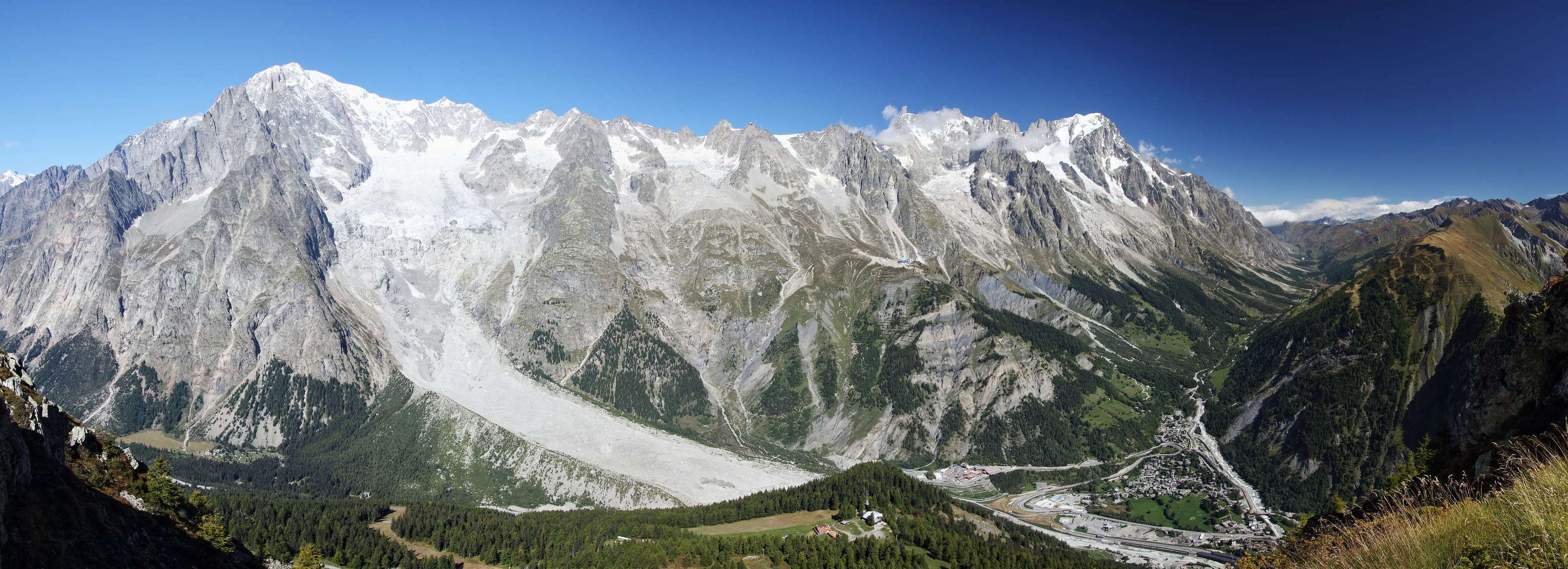 View from Mont Chètif with Monte Bianco (4810 m) in the left, Les Grandes Jorasses (4208 m) in the right background. The Mont de la Saxe with slope deformations can be seen near the right edge of the photo. WI_e2047_113.jpg