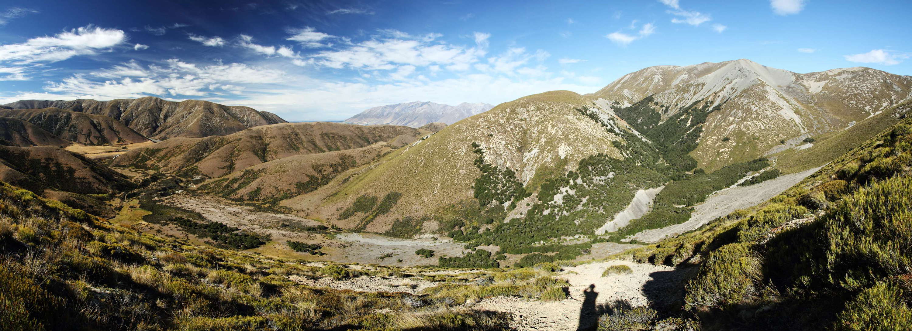 Location: near Porters Pass. The rock avalanche of several millions of cubic metres, which travelled for a distance of 3.5 km, was probably triggered by a strong earthquake approx. 1100 years ago. The release area is seen in the right background of the picture, the deposit stretches from the right to the left centre. WI_nz433a.jpg