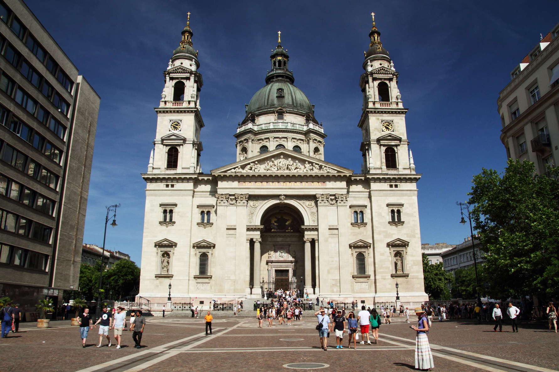 Szent István ter in the foreground WI_hu115.jpg