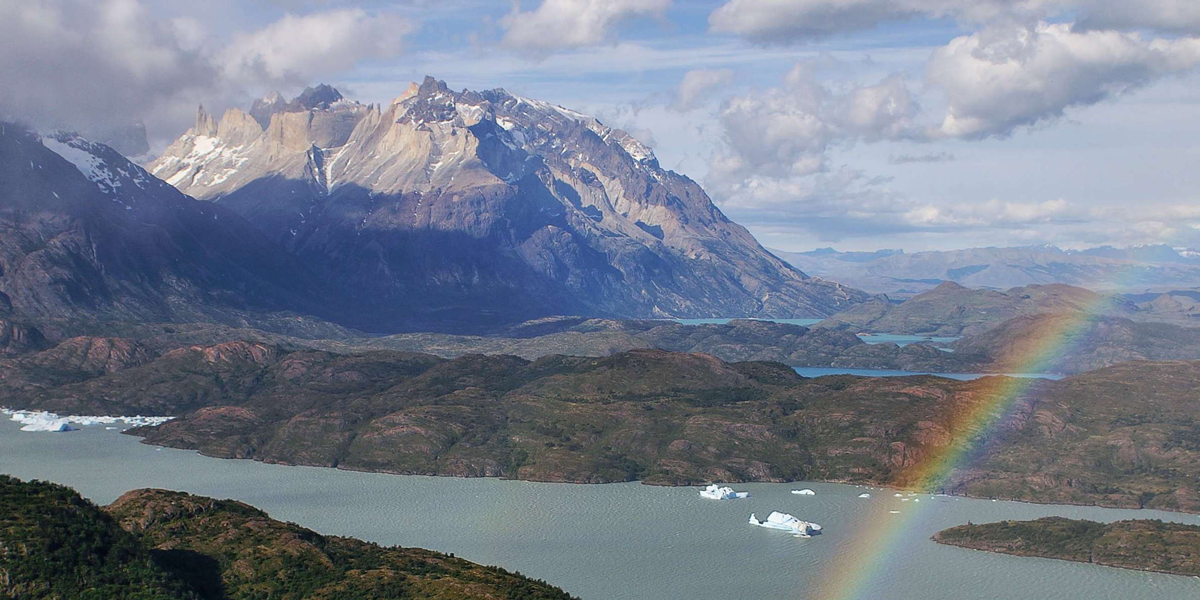 Late afternoon view from Mirador Ferrier towards N-NE. Note the icebergs in Lago Grey in the foreground, originating from the calving Glaciar Grey. Cuerno Principal (2100 m) is seen in the left background of the image. WI_ch201.jpg