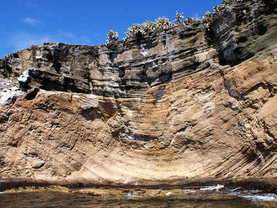 Isla Daphne Mayor  |  Volcanic layers