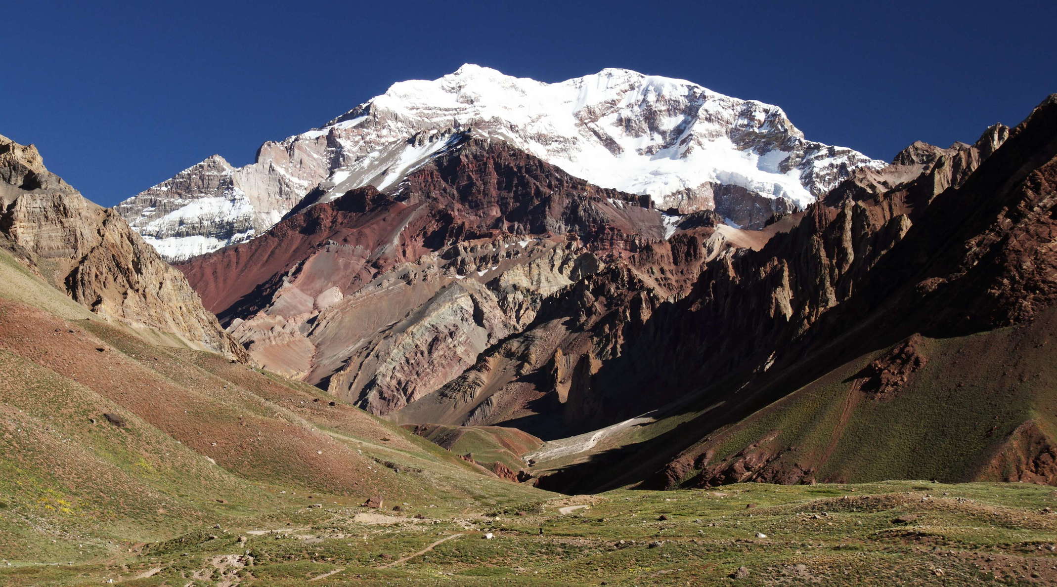 View from Horcones in NW direction to America's highest mountain (6962 m). The hummocky surface at the bottom of the photograph is most probably the deposit of a prehistoric rock avalanche. WI_ar294a.jpg