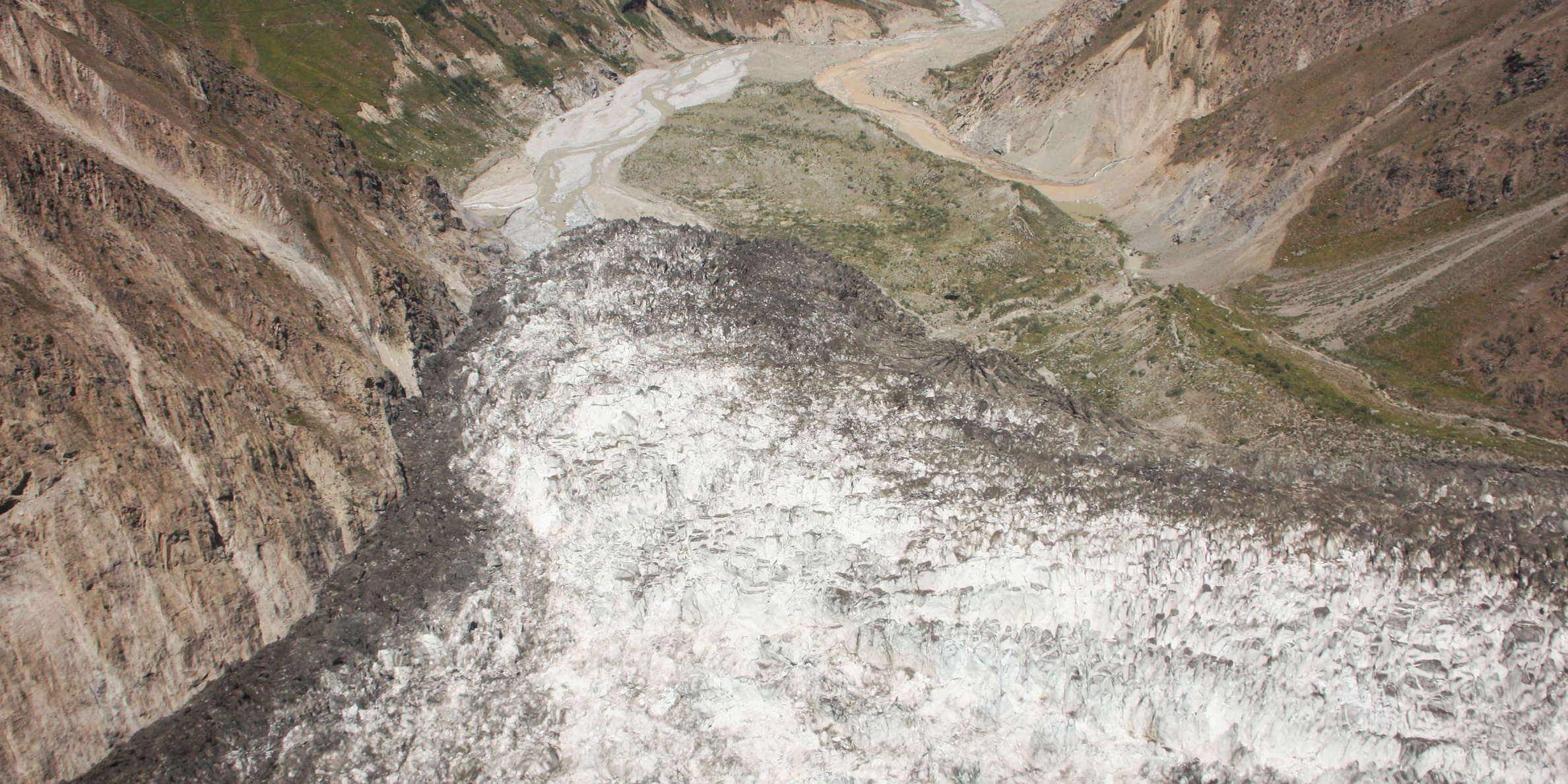 Vanj Valley  |  Surging tongue of Medvezhiy Glacier
