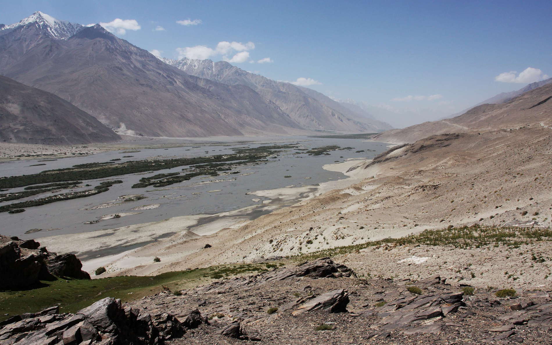 Viewpoint near Zumudg, view downstream towards SW. The Panj River forms the border between Afghanistan with the Hindukush Range (left side) and Tajikistan. WI_tj764.jpg