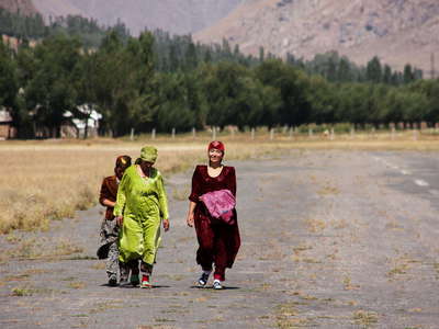 Jirgatol  |  Women at airport
