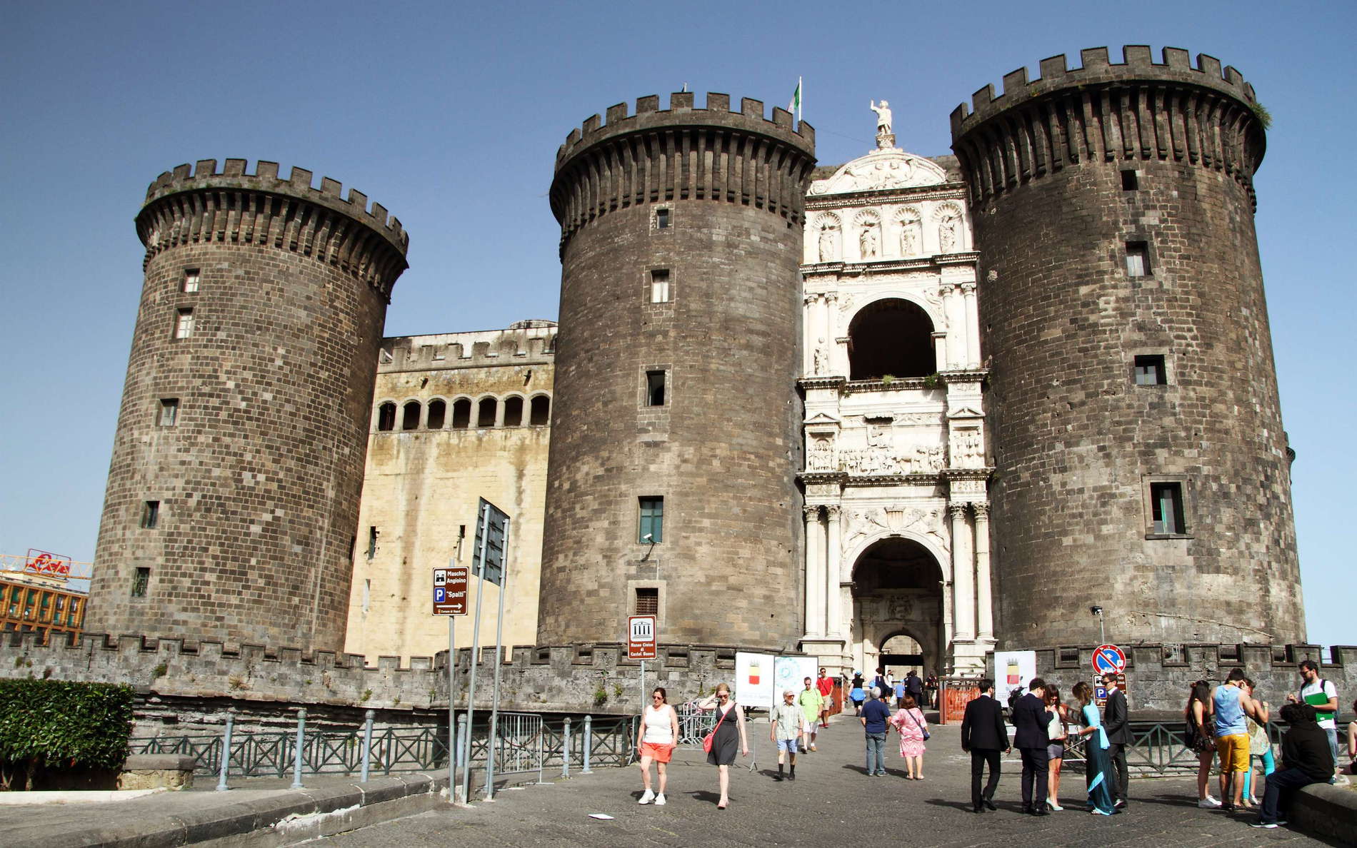 This castle (also known as Maschio Angioino) dates back to the 13th Century, whereas the distinct white marble triumphal arch was added in 1470. WI_e2116_015.jpg