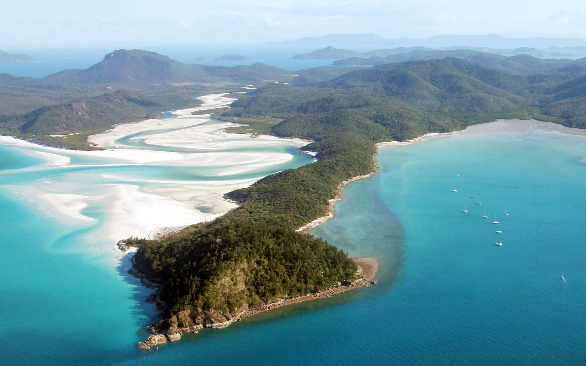 View towards southwest, the Hill Inlet appears in the left portion of the image. With a surface area of 275 square kilometres this island is the largest of the Whitsunday Islands. It is uninhabited, but highly popular among visitors. WI_ql093a.jpg