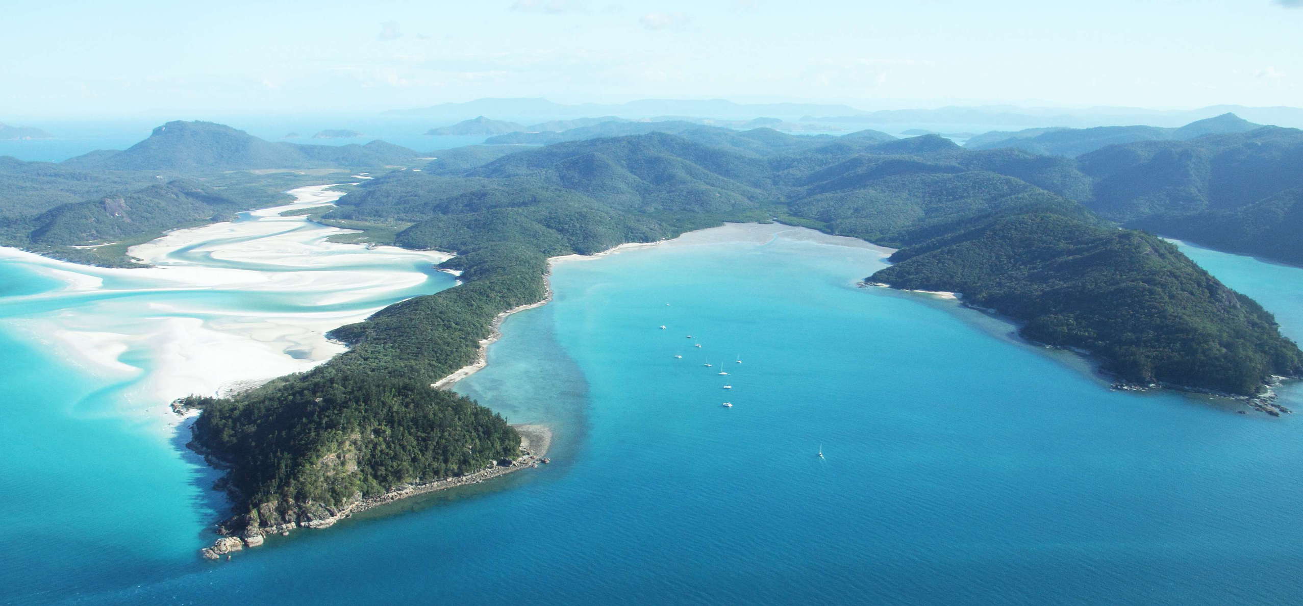 View towards southwest, the Hill Inlet appears near the left edge of the image. With a surface area of 275 square kilometres this island is the largest of the Whitsunday Islands. It is uninhabited, but highly popular among visitors. WI_ql093b.jpg