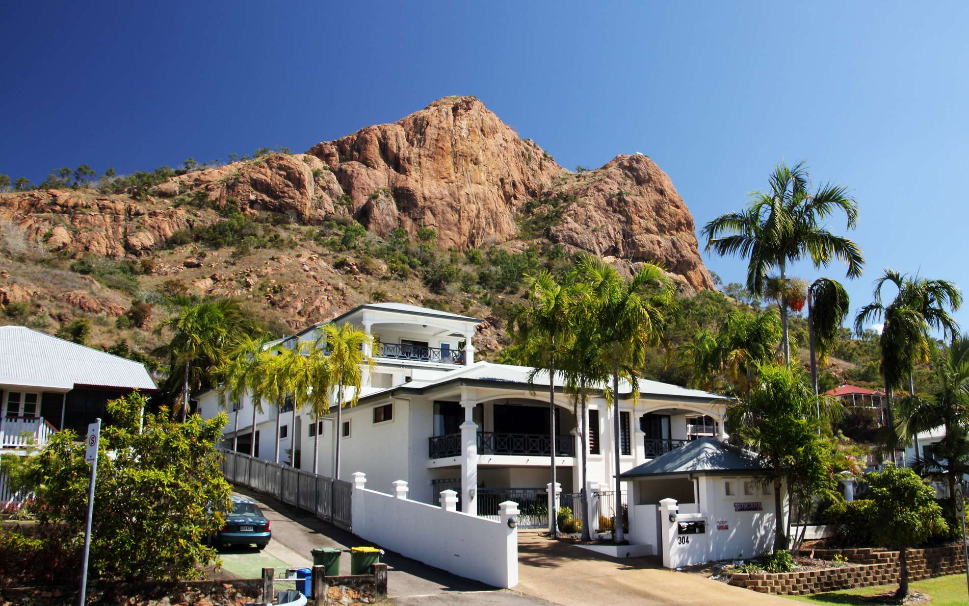 This granitic inselberg (286 m) prominently appears in the central background. WI_ql104a.jpg