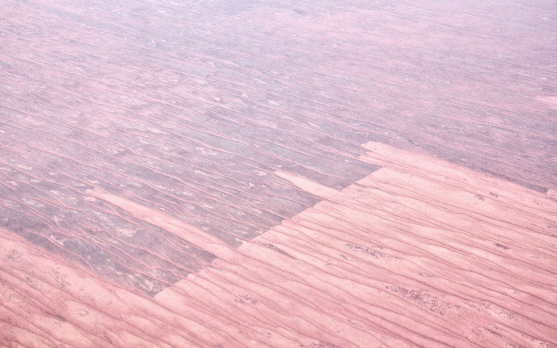 This extensive sand desert is characterized by longitudinal dunes up to 200 km long. The desert is underlain by the Great Artesian Basin. The image was actually takein in South Australia, approx. 15 km south of the border to the Northern Territory. WI_nt024c.jpg