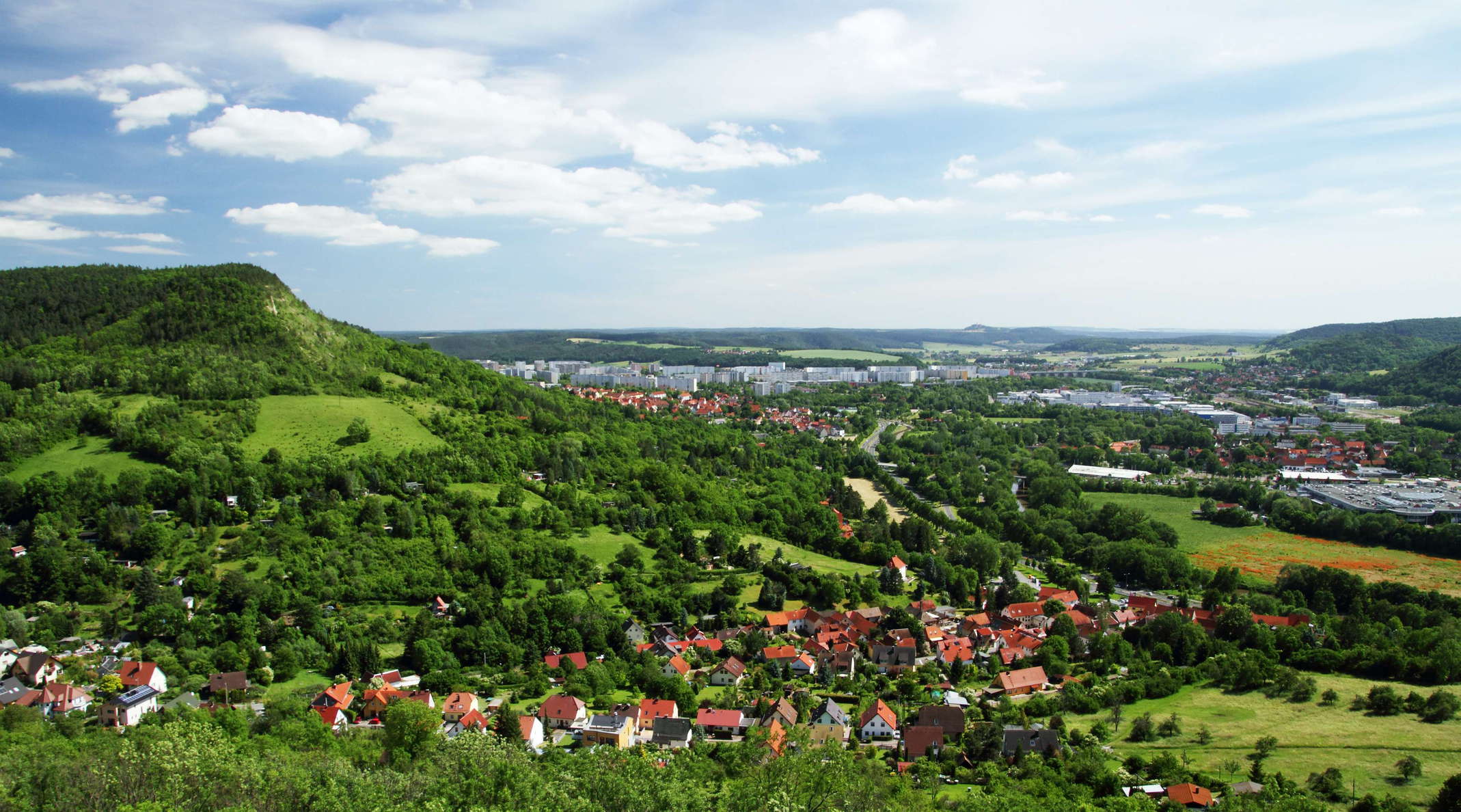 View from the slopes of the Kernberge in S direction to the Saale Valley with the Plattenbau residential buildings of Neulobeda in the background, built between 1966 and 1986 WI_ge018_522.jpg