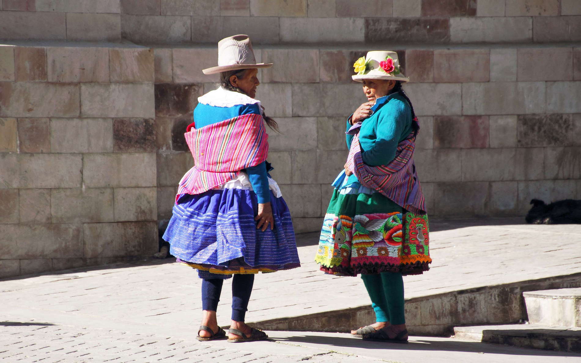 Carhuaz | Women in traditional outfit