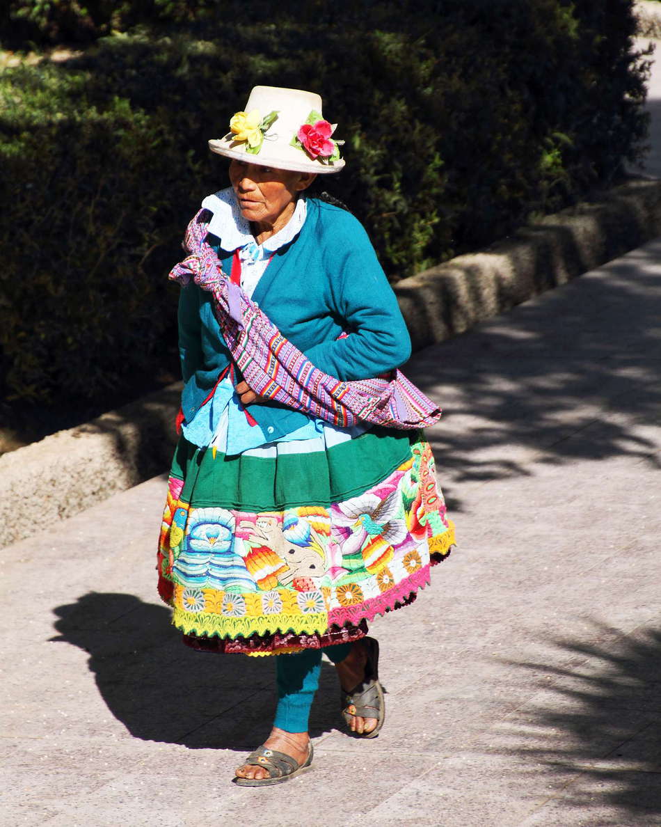Carhuaz | Woman in traditional outfit