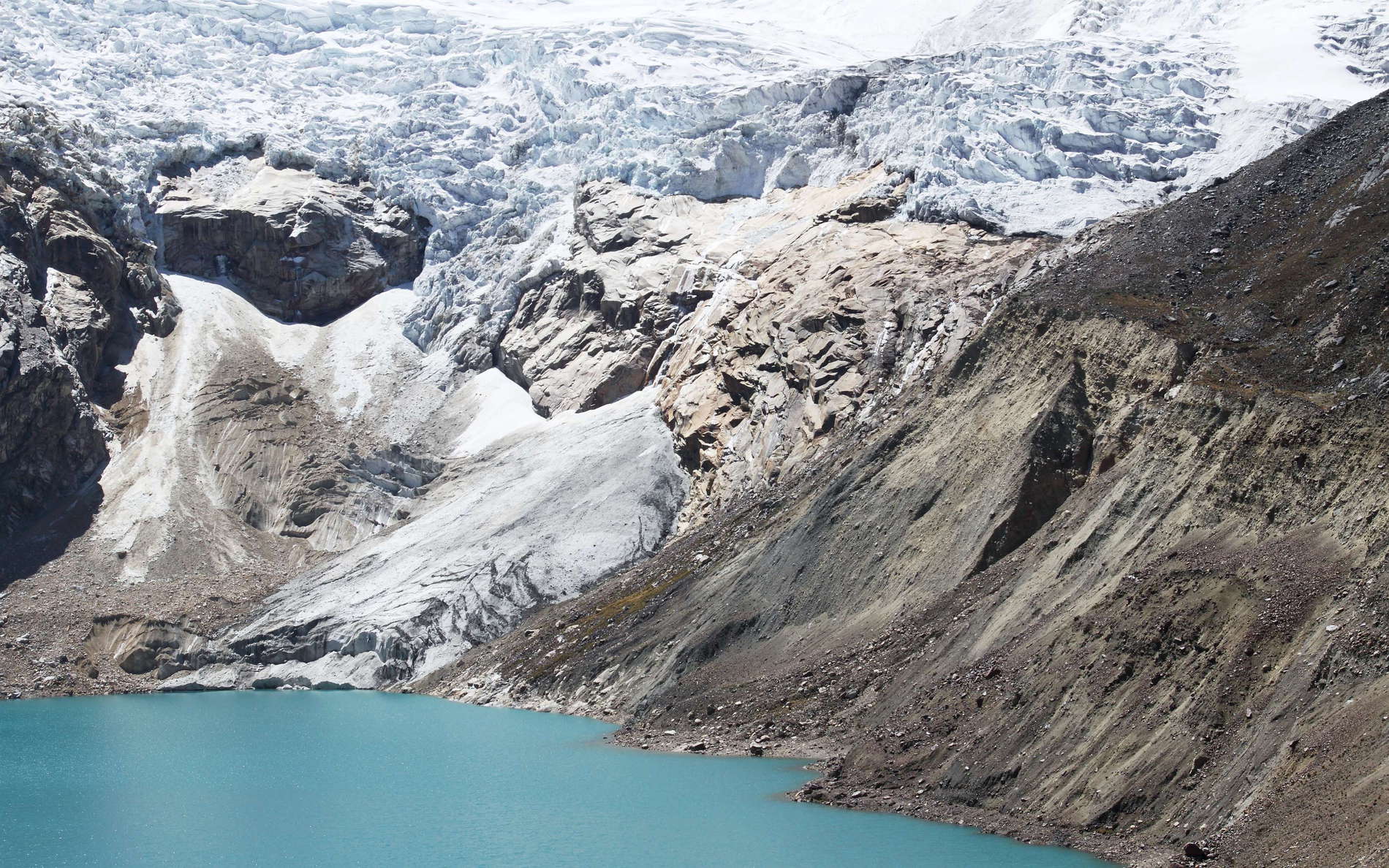 Laguna Palcacocha with regenerating glacier and landslide scar