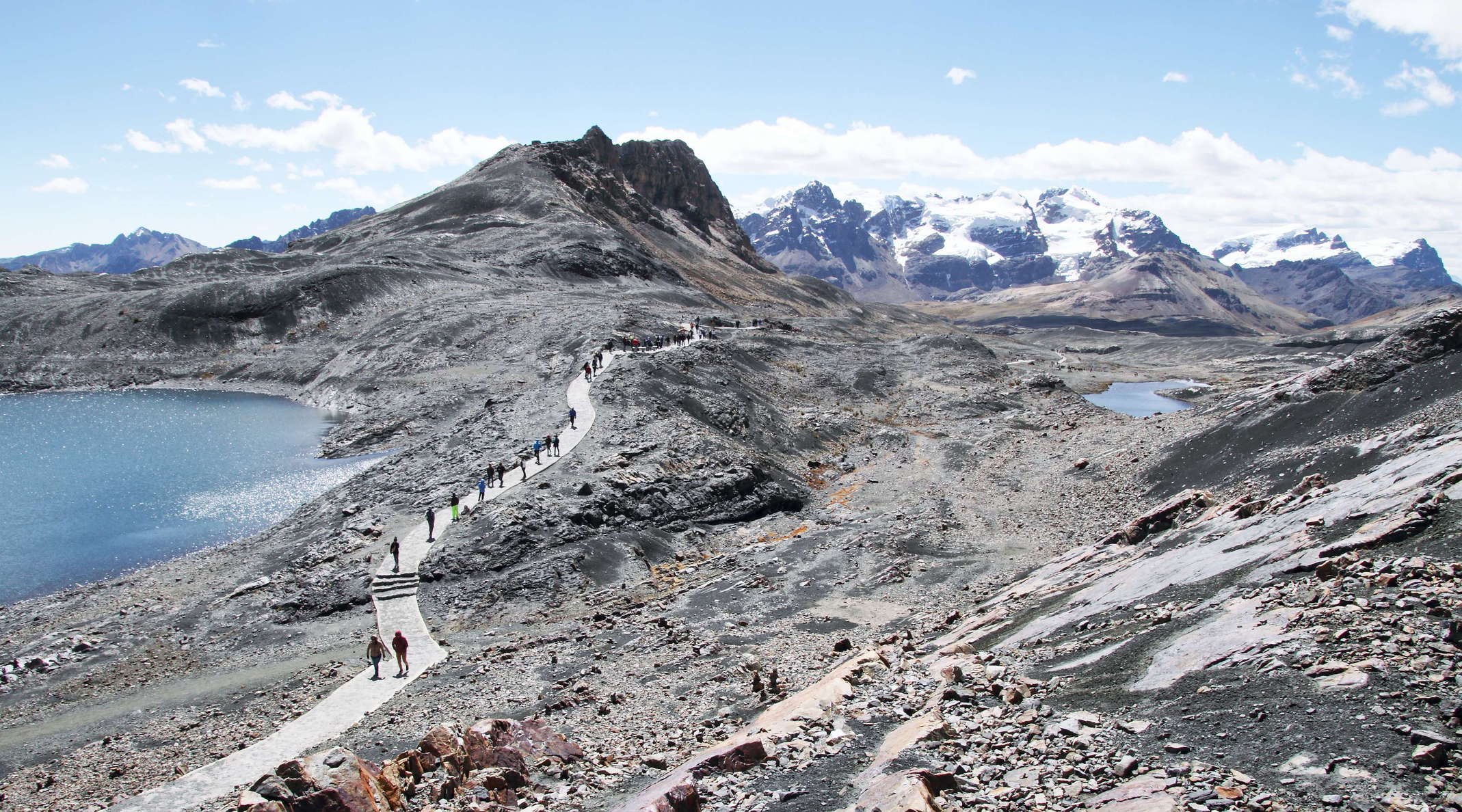 Proglacial environment at an elevation of approx. 5000 m asl. Nevado Huarapasca (5412 m) appears in the right central background of the image. WI_pe065.jpg