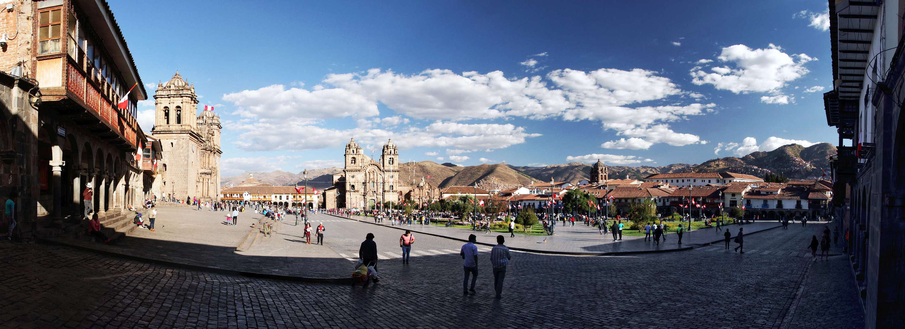 Late afternoon panoramic view with Catedral del Cusco (left side), Iglesia de la Compañía (left centre), and Convento de la Merced (right centre of the scene) WI_pe118.jpg
