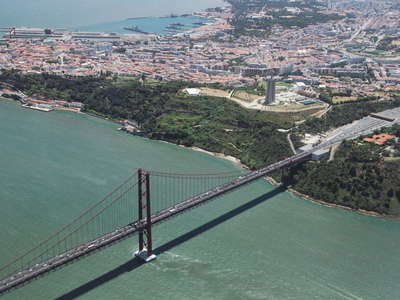 Lisboa  |  Ponte 25 de Abril and Almada with Cristo Rei
