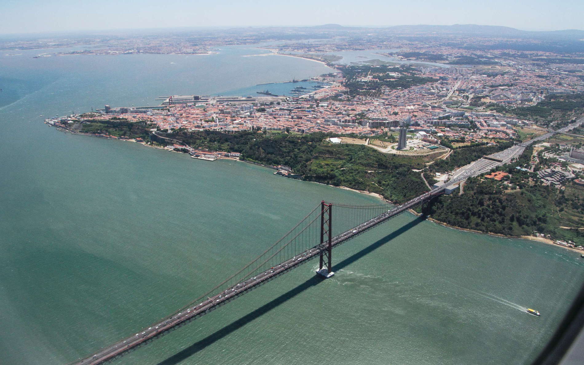 Lisboa  |  Ponte 25 de Abril and Almada with Cristo Rei