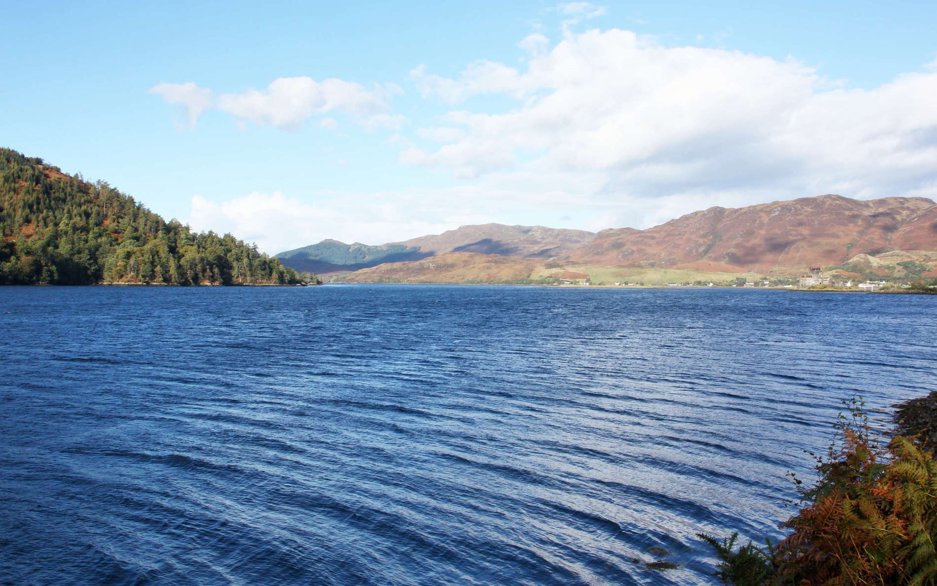 View from the road A87 in northwestern direction over Loch Duich, representing a fiord rather than a lake. The Eilean Donan Castle, though poorly visible, appears near the right edge of the photograph. WI_uks110.jpg