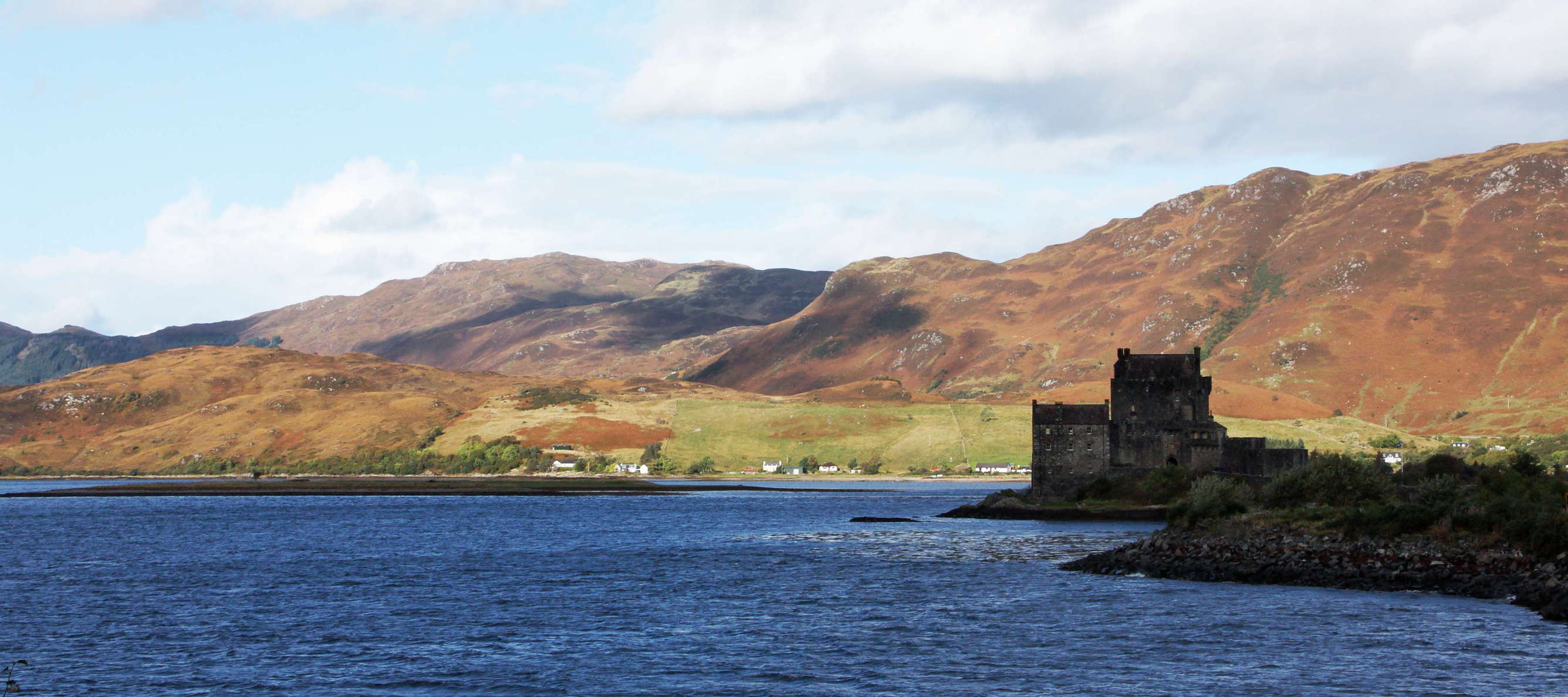 View along Loch Duich in northwestern direction to the scenic castle occupying a small island at the meeting point of Loch Duich, Loch Long, and Loch Alsh. What is seen today represents an early 20th Century reconstruction of a fortification built in the 13th Century. WI_uks111.jpg