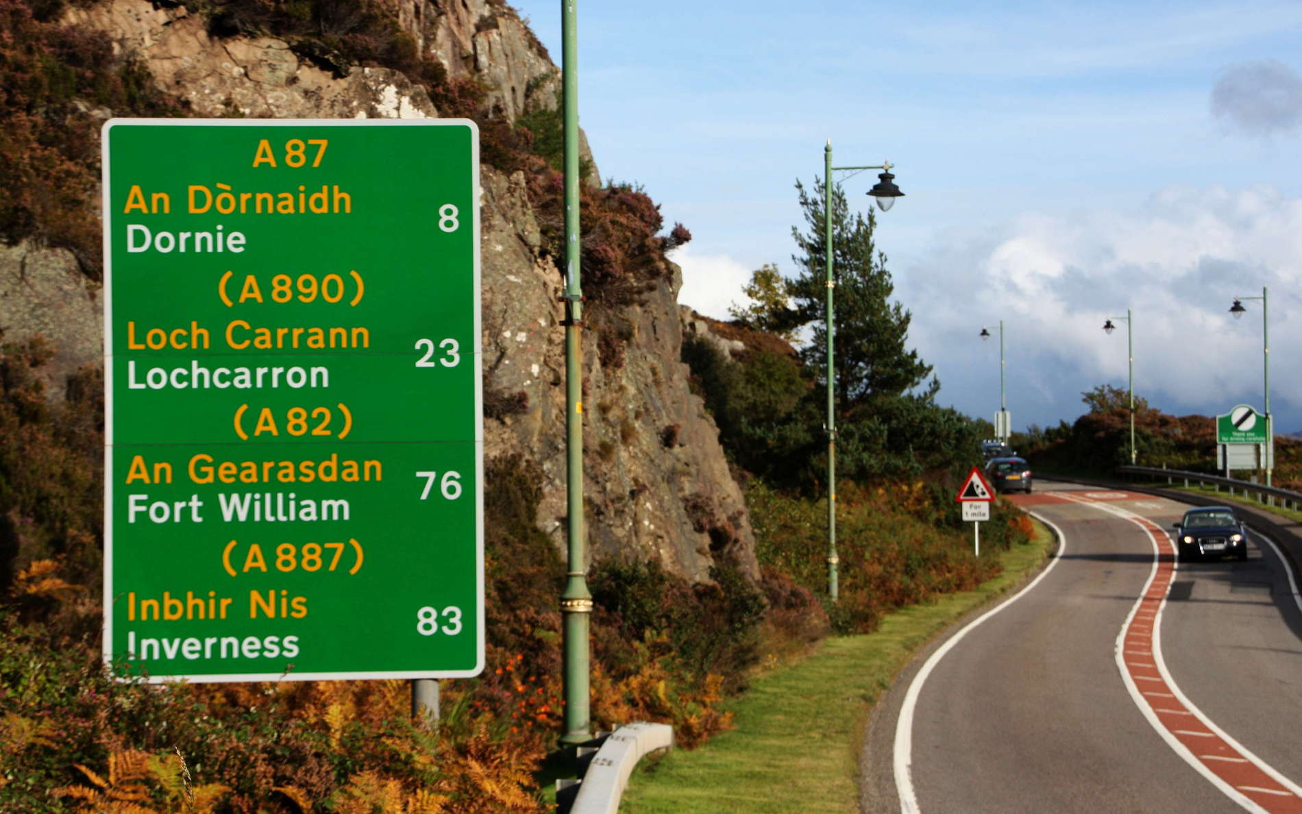Gaelic, besides English, is recognized as an official language in Scotland. Road signs in the northern part of the country are commonly bilingual, with Gaelic names written in yellow colour and English names in white colour. WI_uks117a.jpg