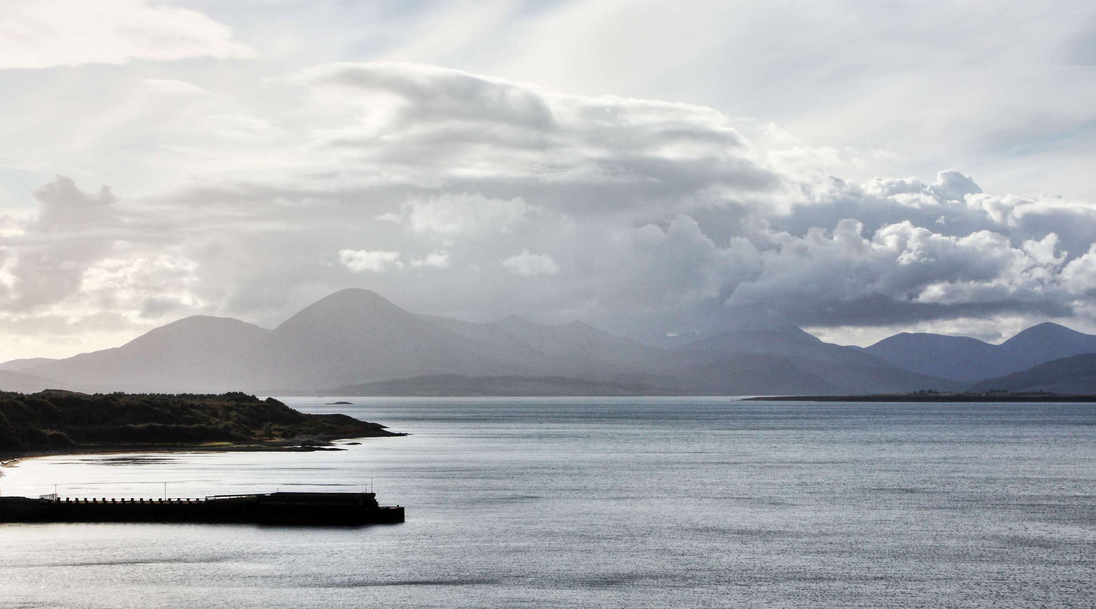 Late afternoon view from the Skye Bridge in western direction to the mountain ranges of the Cuilin which are, however, partly hidden in clouds WI_uks118.jpg