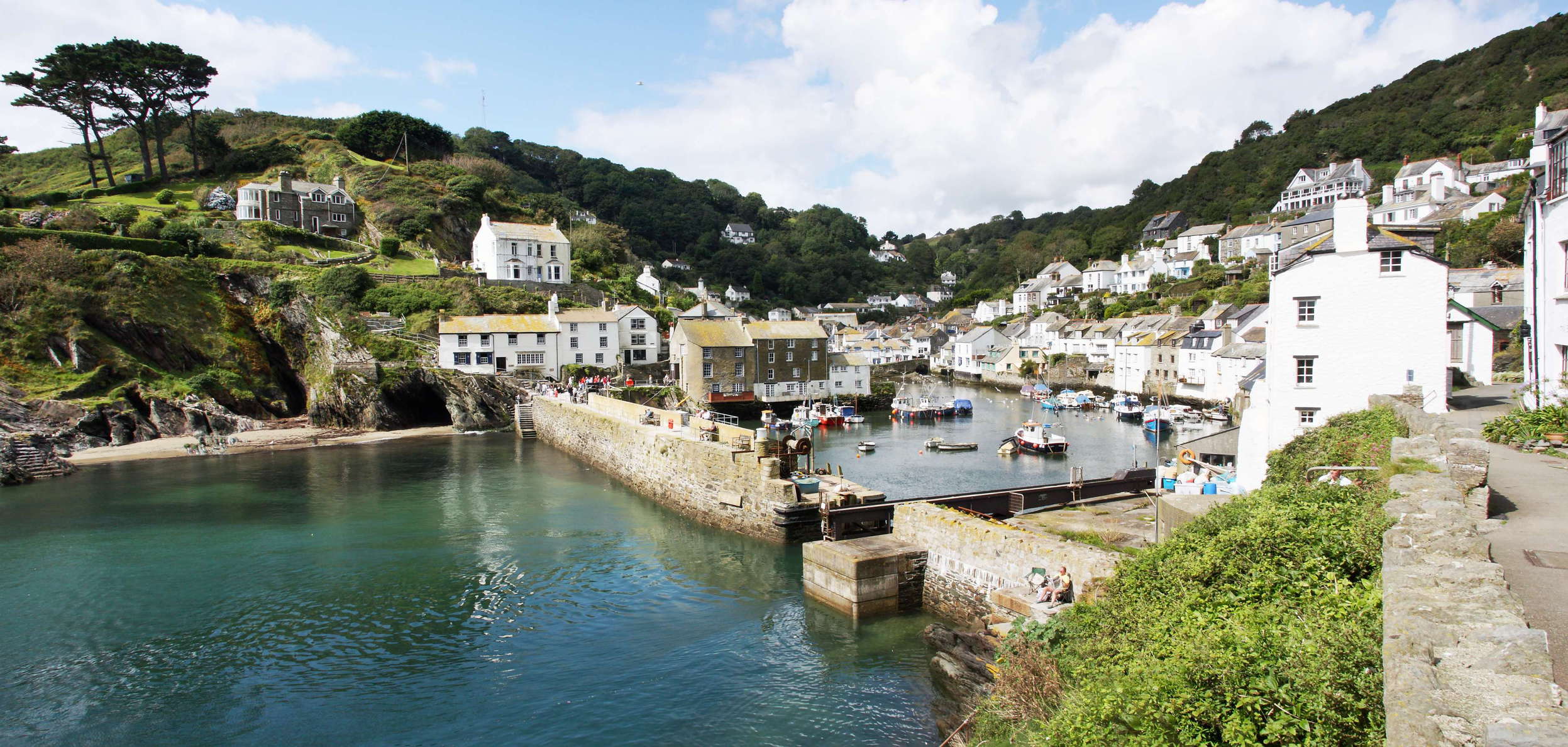 View from The Warren in western direction. This fishing and former smuggler village on the southeastern Cornwall coast goes back to medieval times. Due to its picturesque appearance, it has become a popular tourist destination in the 20th Century. WI_uke002.jpg