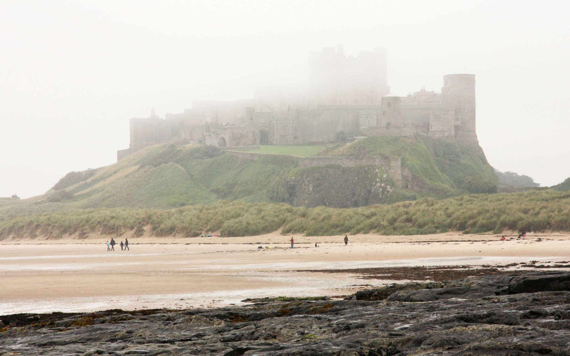 The basaltic outcrop in the background, dominated by Bamburgh Castle, was already used for fortification more than 1500 years ago. The core of today's castle goes back to the Norman period, whereas its contemporary appearance is strongly related to renovations in the 18th and 19th Century. WI_uke111.jpg