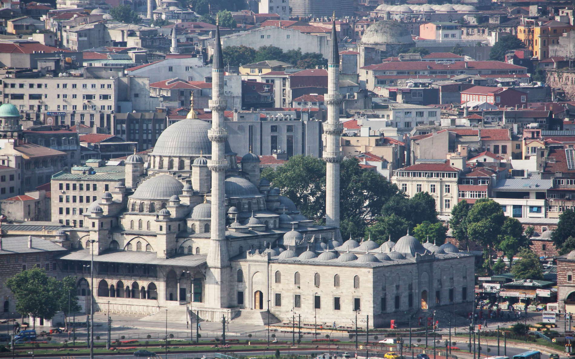 View from Galata Tower to the New Mosque. This Ottoman imperial mosque in Eminönü was opened in 1665. WI_tr041.jpg